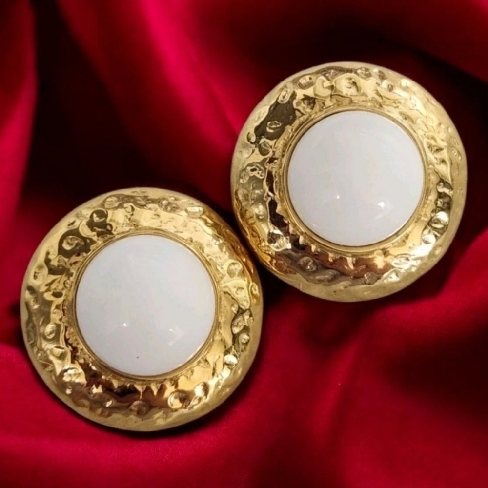 Vintage CINER Gold Tone Hammered Clip Earrings White Glass Cabochon Bold Chunky